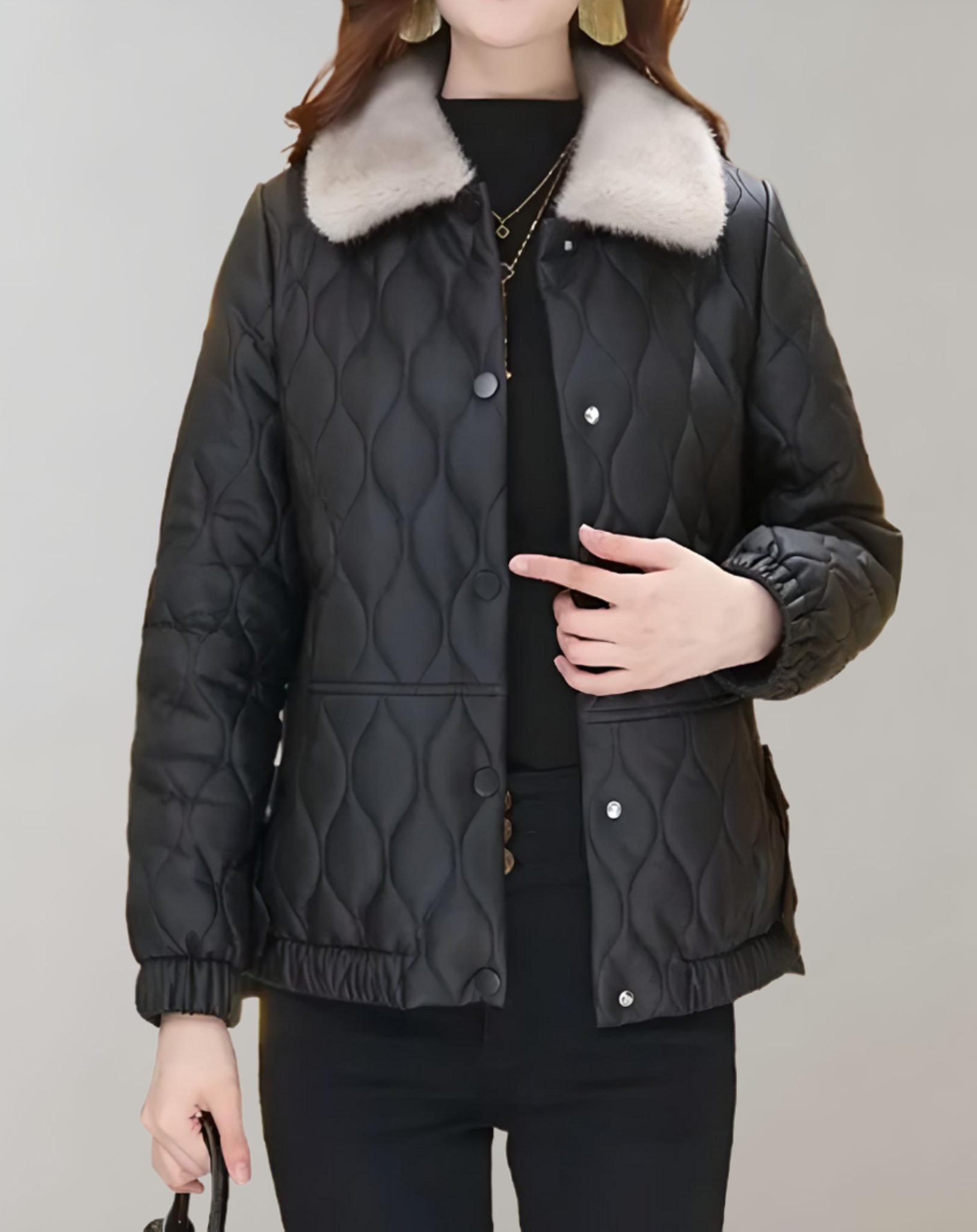 Nora - Zwart dikke winterjas met reliëfpatroon en kragen van imitatiestof
